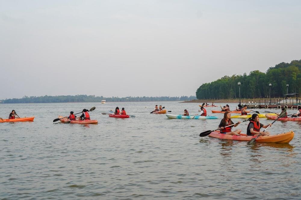 Du khách có thể tổ chức picnic ven hồ, chơi chèo thuyền, đạp vịt cùng bạn bè, gia đình (Nguồn: Flamingo Dai Lai Resort)